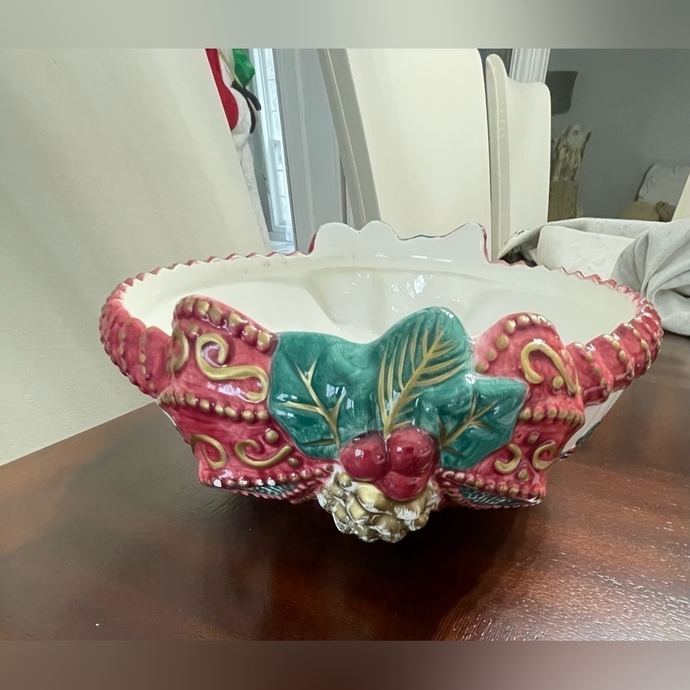 Clair Bruke  Christmas Memories Bowl Holliday. 2000 ceramic Victorian style